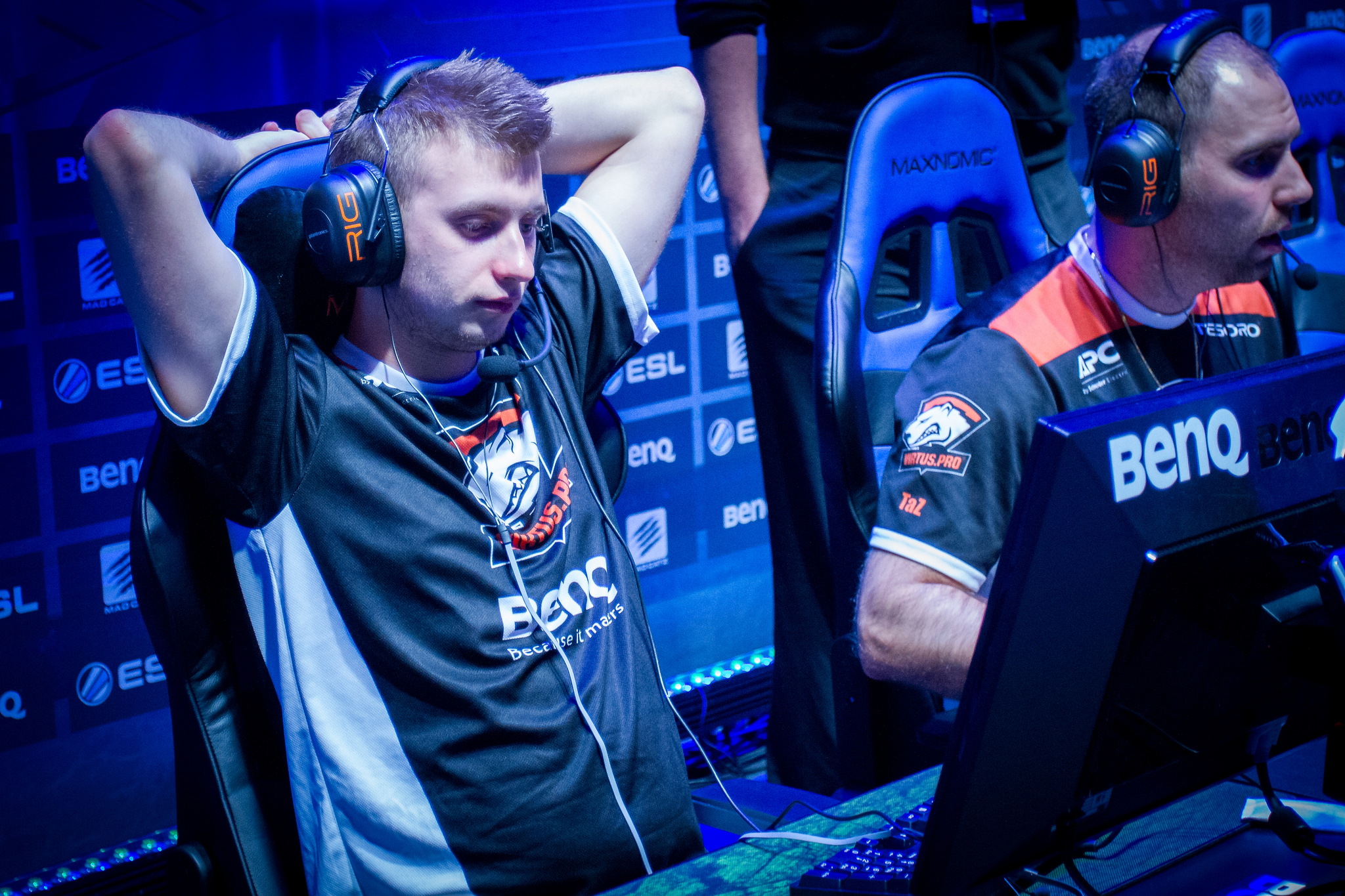 Virtus.pro проиграли матч за выход на лан-финалы